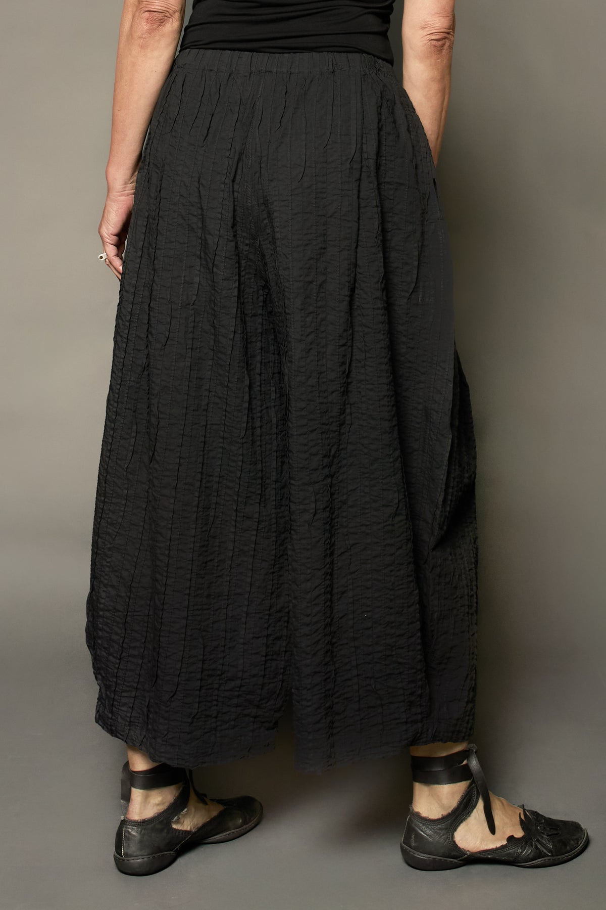 RIPPLE TUCK SOLID WIDE LEG LANTERN PANTS - trs1646-blk -