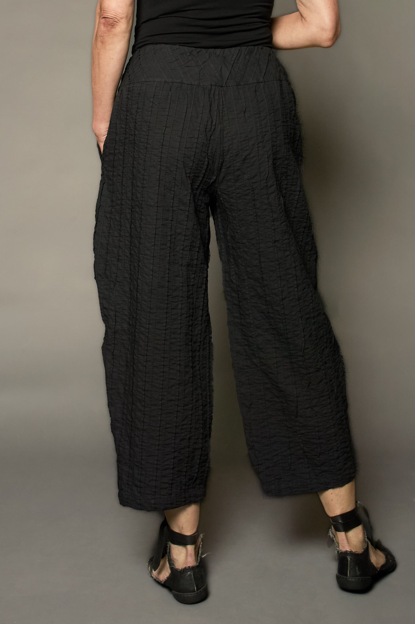 RIPPLE TUCK SOLID NEW LANTERN PANTS - trs1651-blk -
