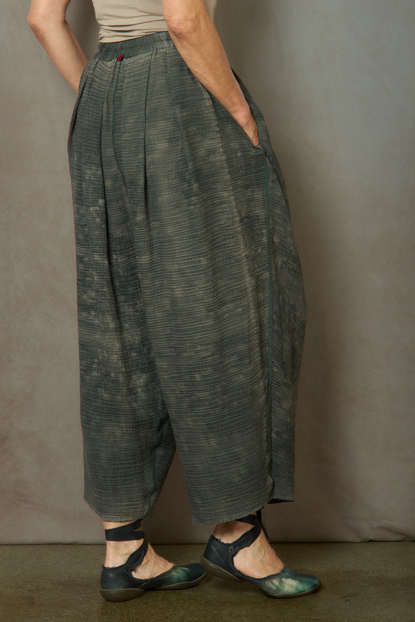 SAND SUN DYE RIPPLE KANTHA TUCKED GATHER PANTS - rs2677-grn -