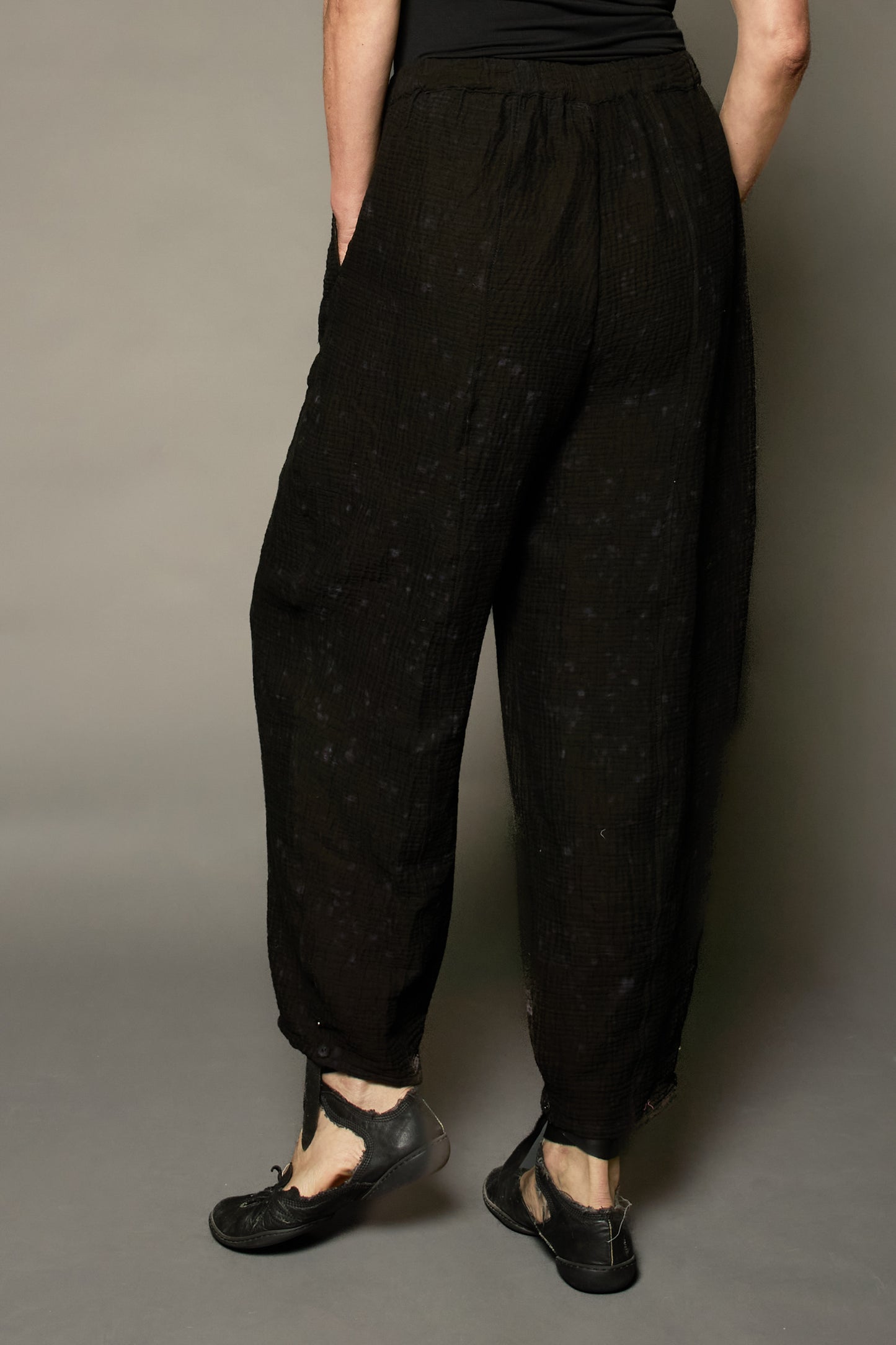 SAND SUN DYE RIPPLE KANTHA BARREL PANTS - rs2641-blk -