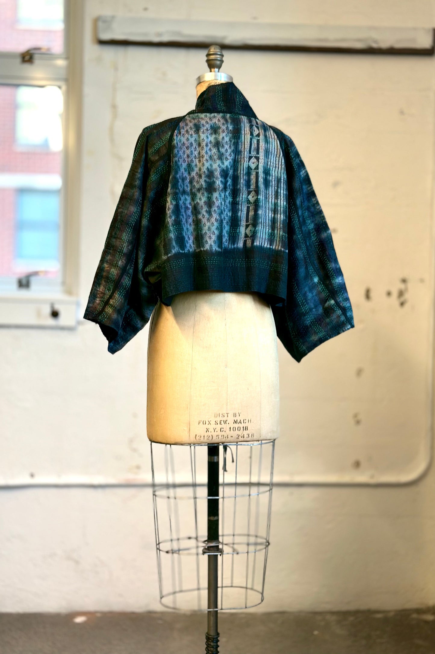 TIE DYE VINTAGE SILK KANTHA PUFF SLV. SHRUG - st-sv2062-blk -
