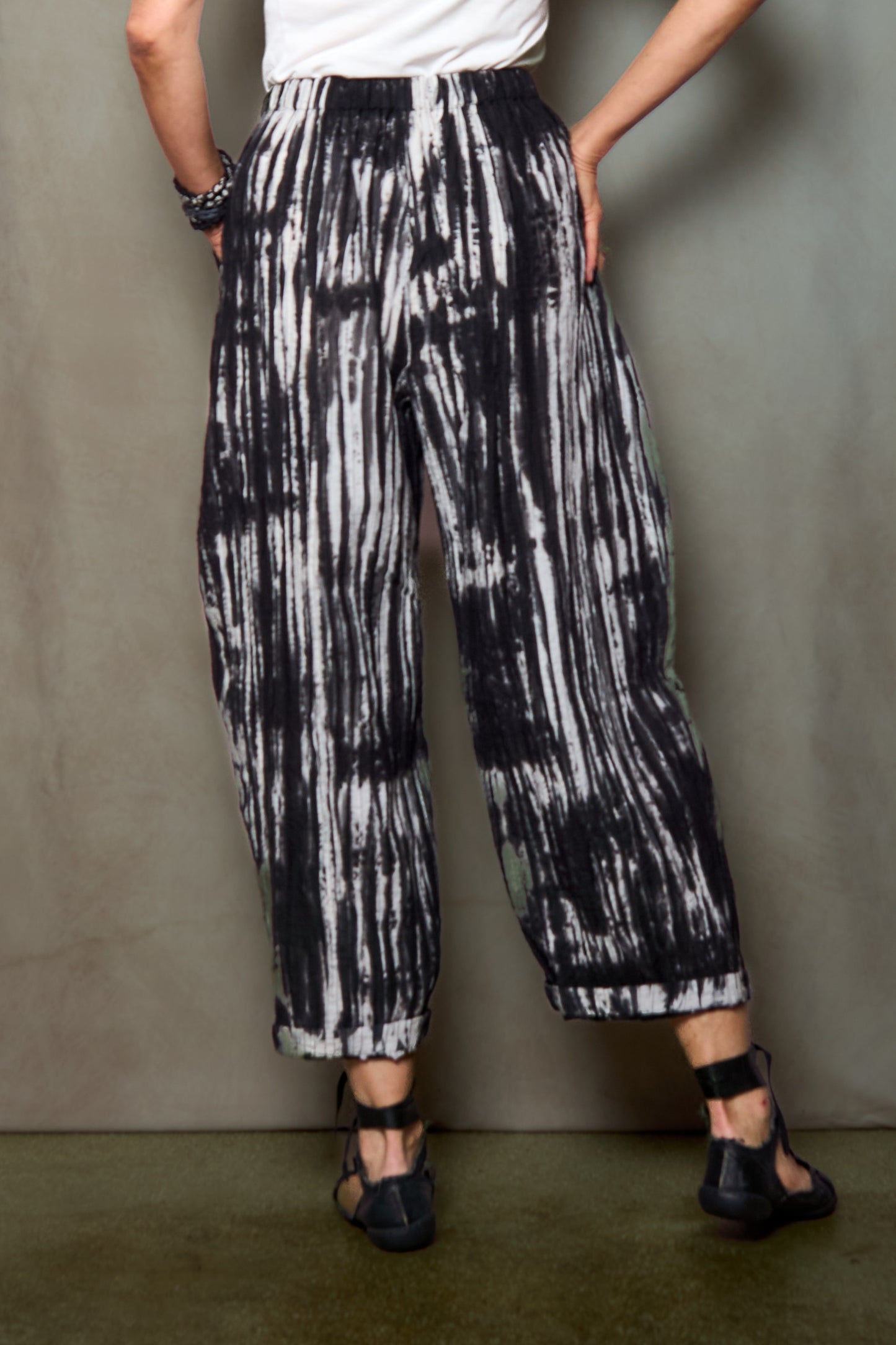 CAMBRIC TIE DYE RIPPLE TUCK BARREL PANTS - tr1641-blk -