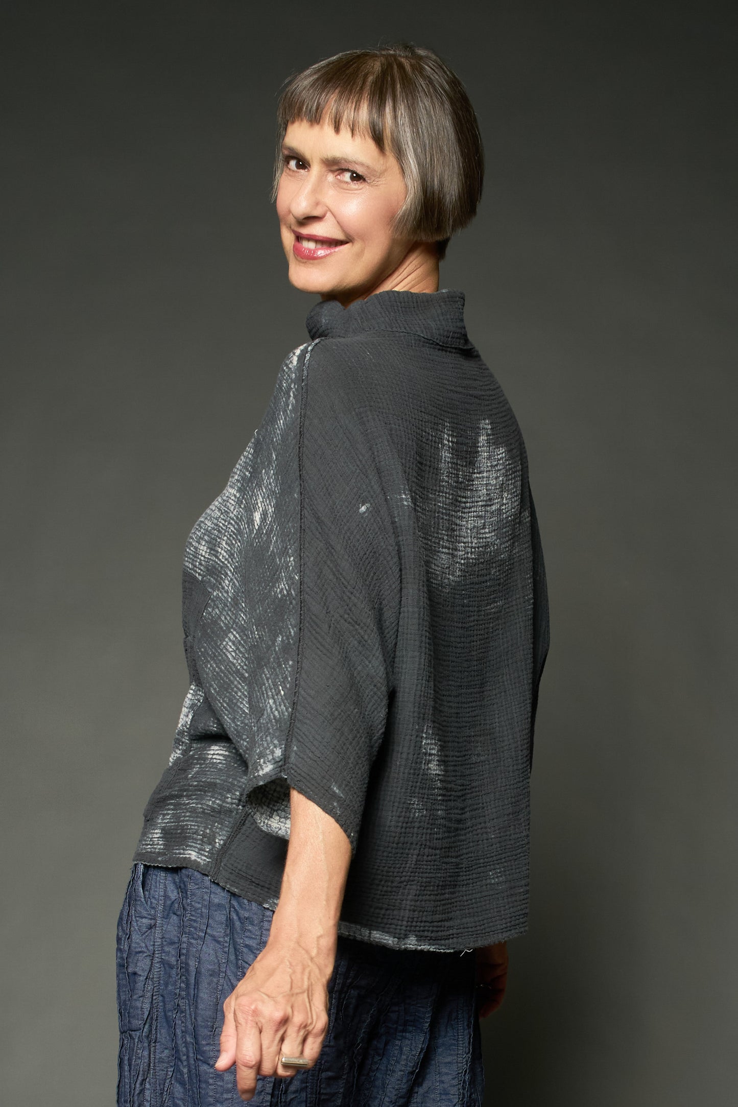 MUD DYE RIPPLE KANTHA FUNNEL NECK POCKET TOP - yp2t104-gry -