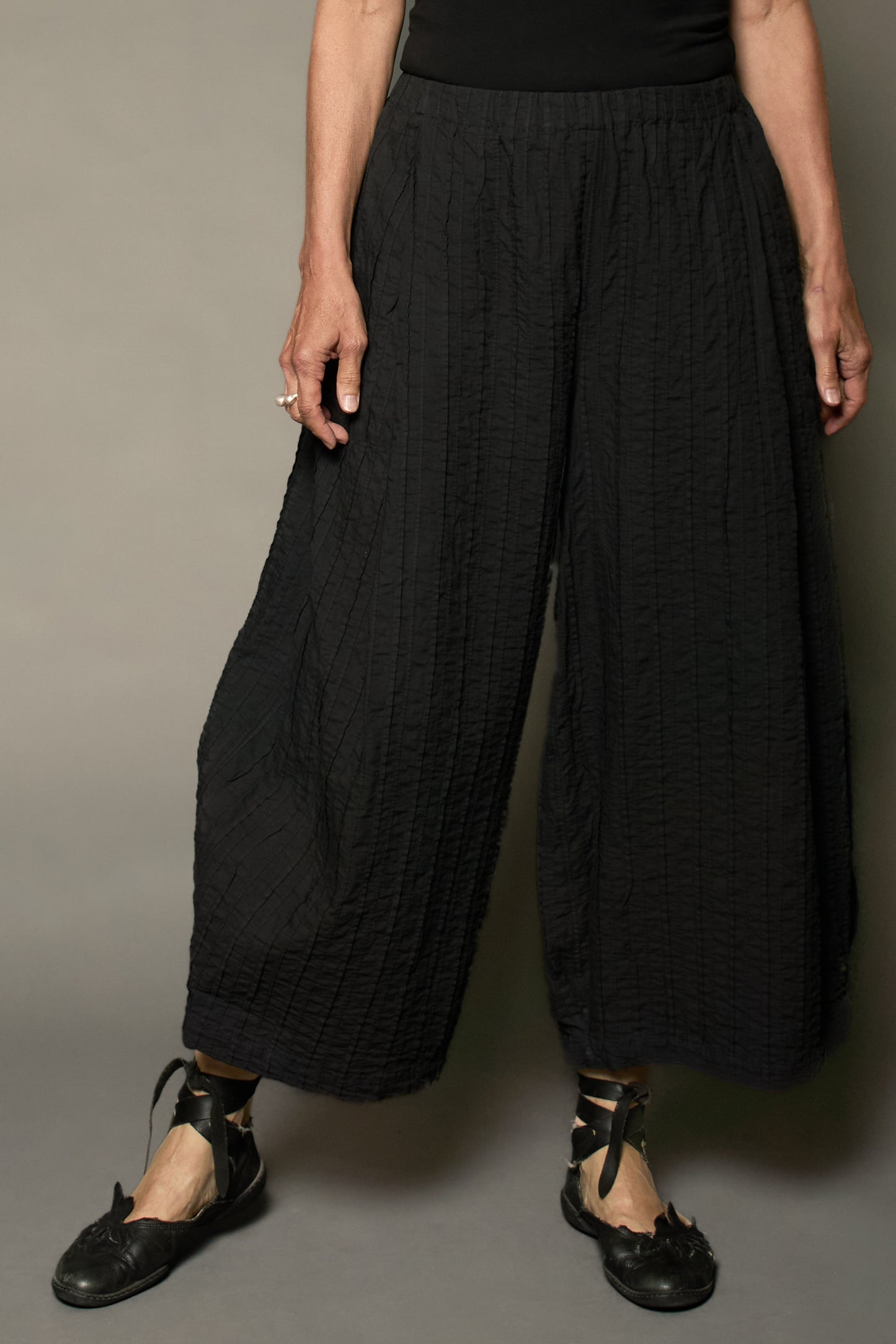 RIPPLE TUCK SOLID WIDE LEG LANTERN PANTS - trs1646-blk -