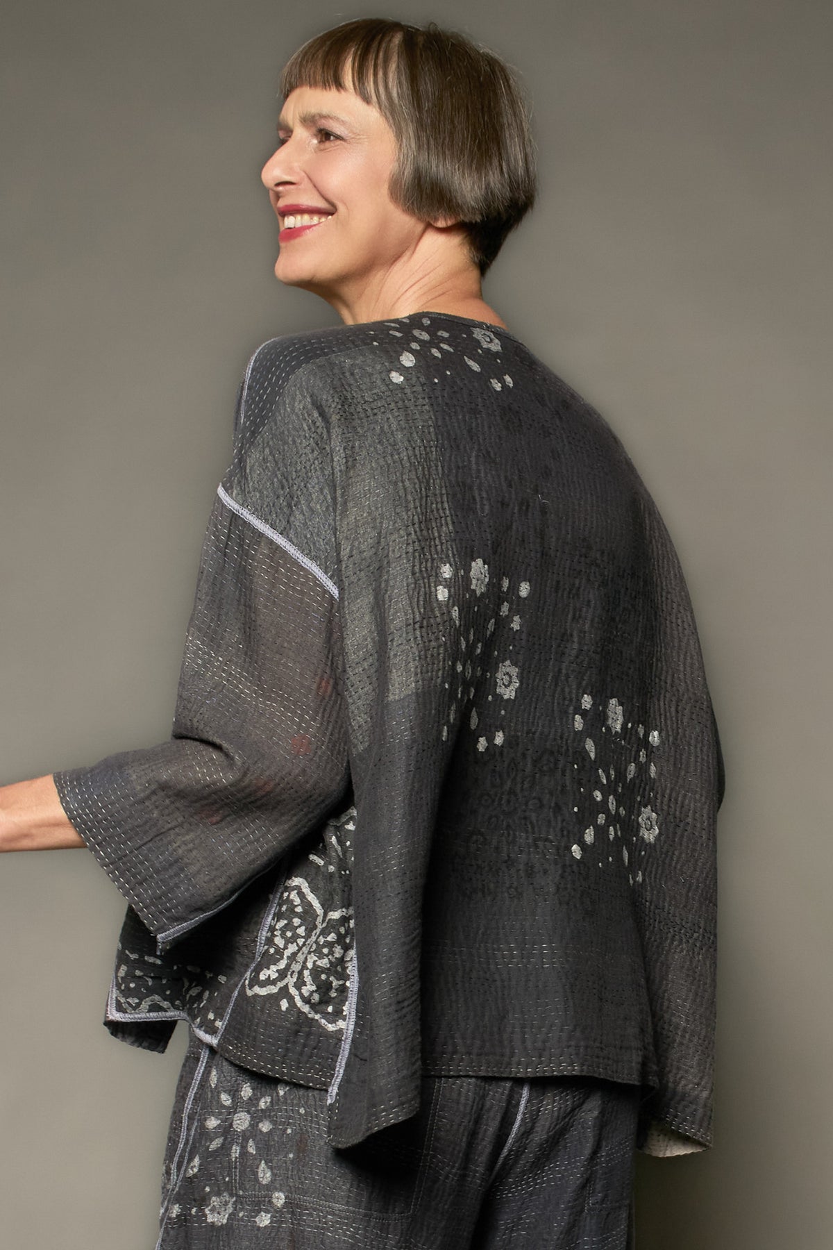 MOSAIC FRAY PATCH KANTHA V-NECK NECK TOP - zb2t108-gry -