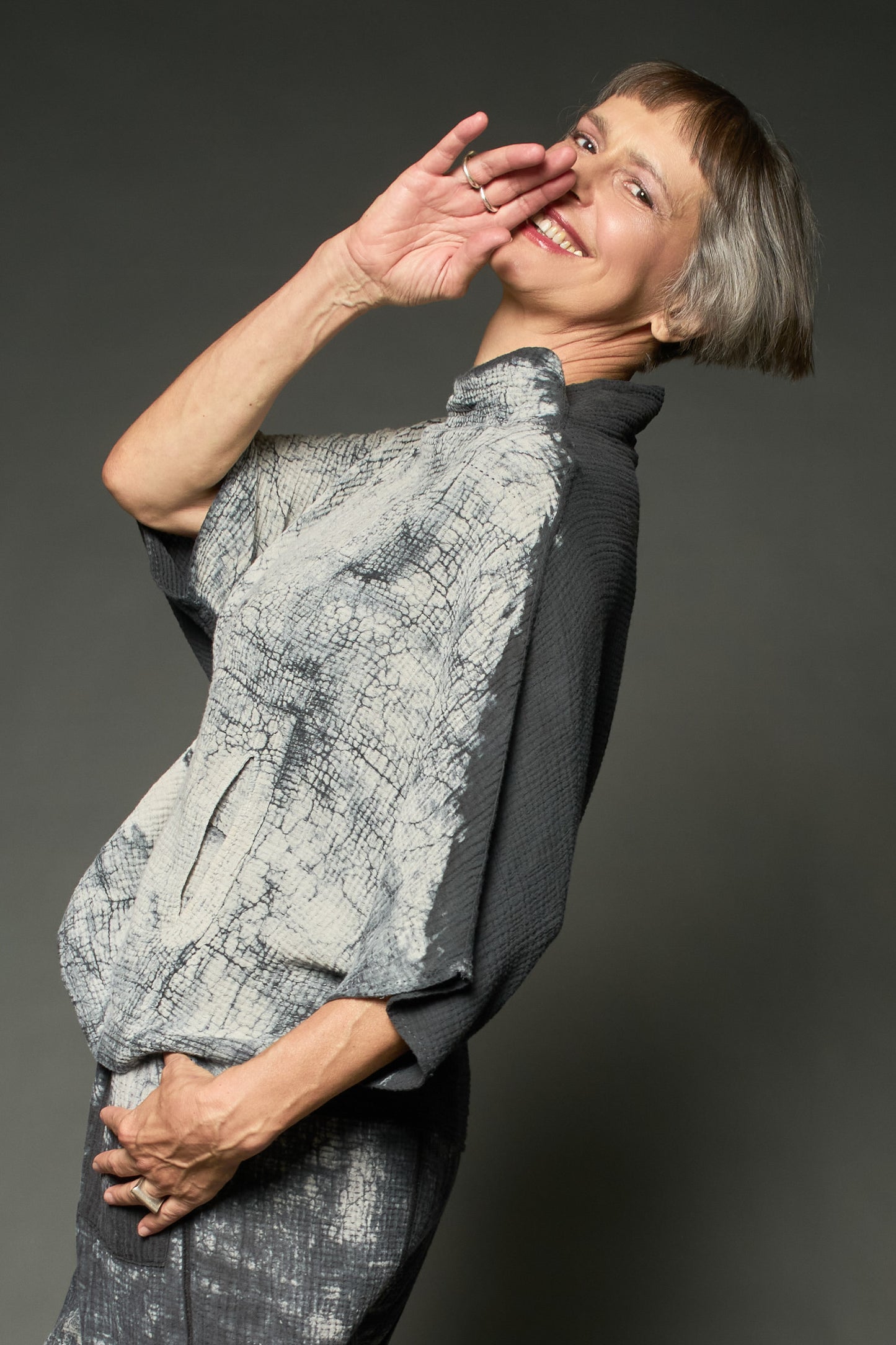 MUD DYE RIPPLE KANTHA FUNNEL NECK POCKET TOP - yp2t104-gry -