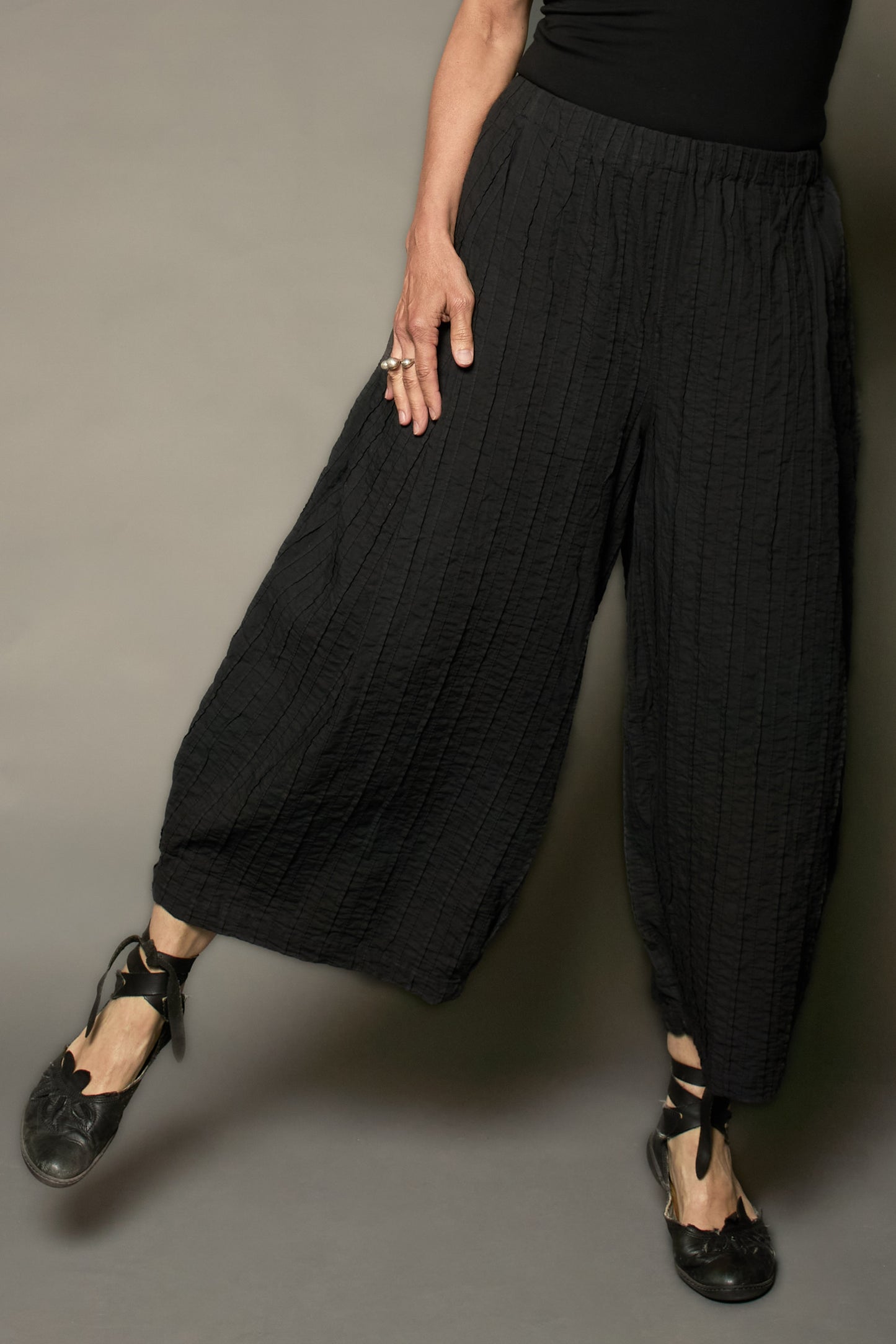 RIPPLE TUCK SOLID WIDE LEG LANTERN PANTS - trs1646-blk -