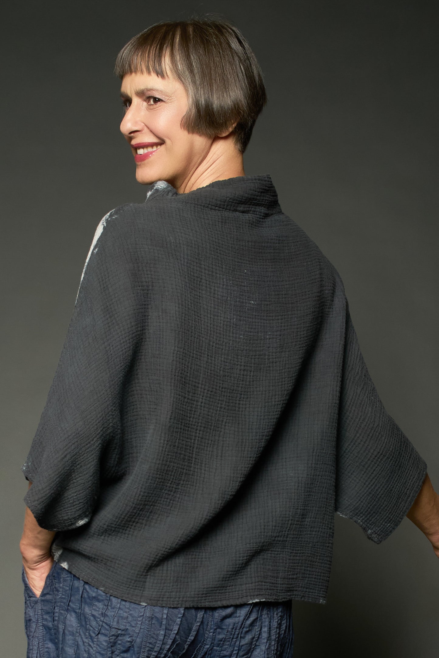 MUD DYE RIPPLE KANTHA FUNNEL NECK POCKET TOP - yp2t104-gry -