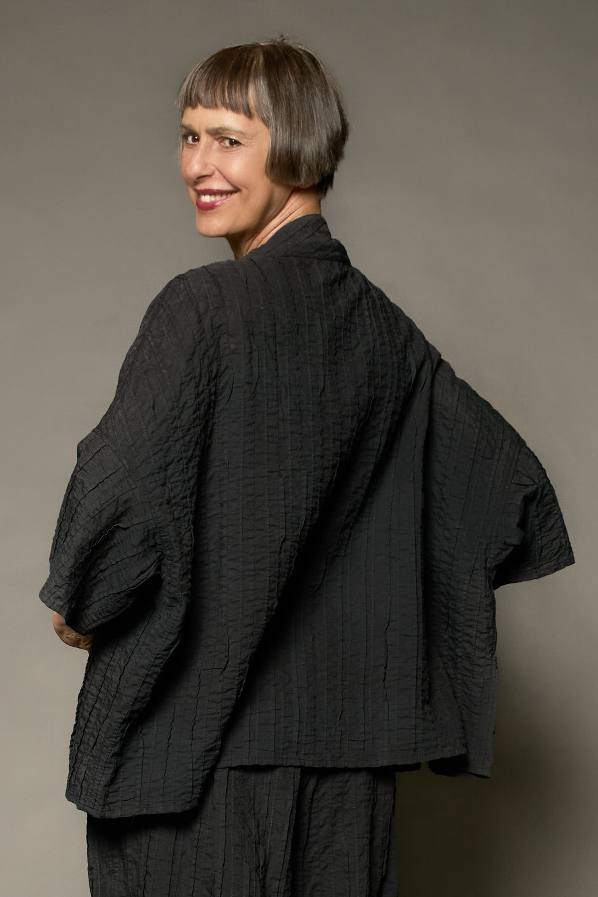 RIPPLE TUCK SOLID HIGHT NECK TOP - trs1t107-blk -