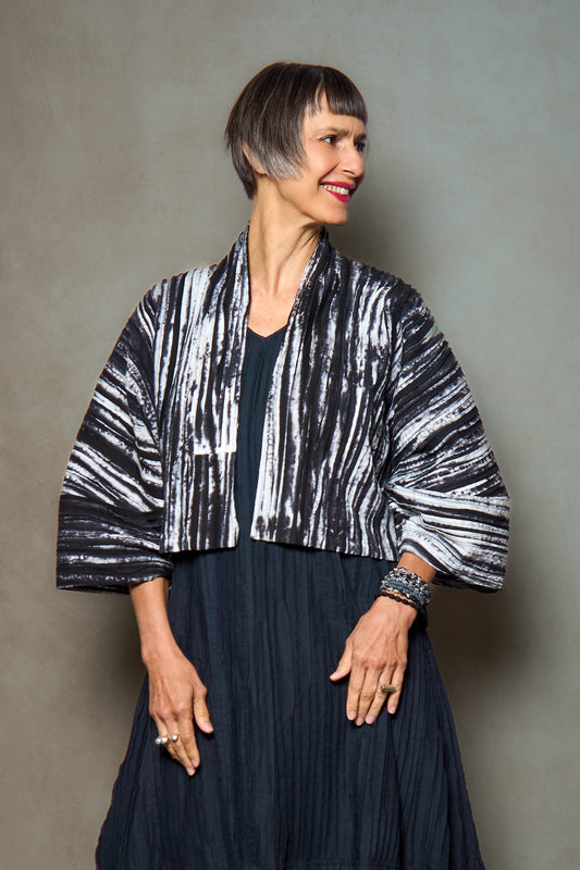 CAMBRIC TIE DYE RIPPLE TUCK LANTERN SLV. SHRUG - tr1j103-blk -
