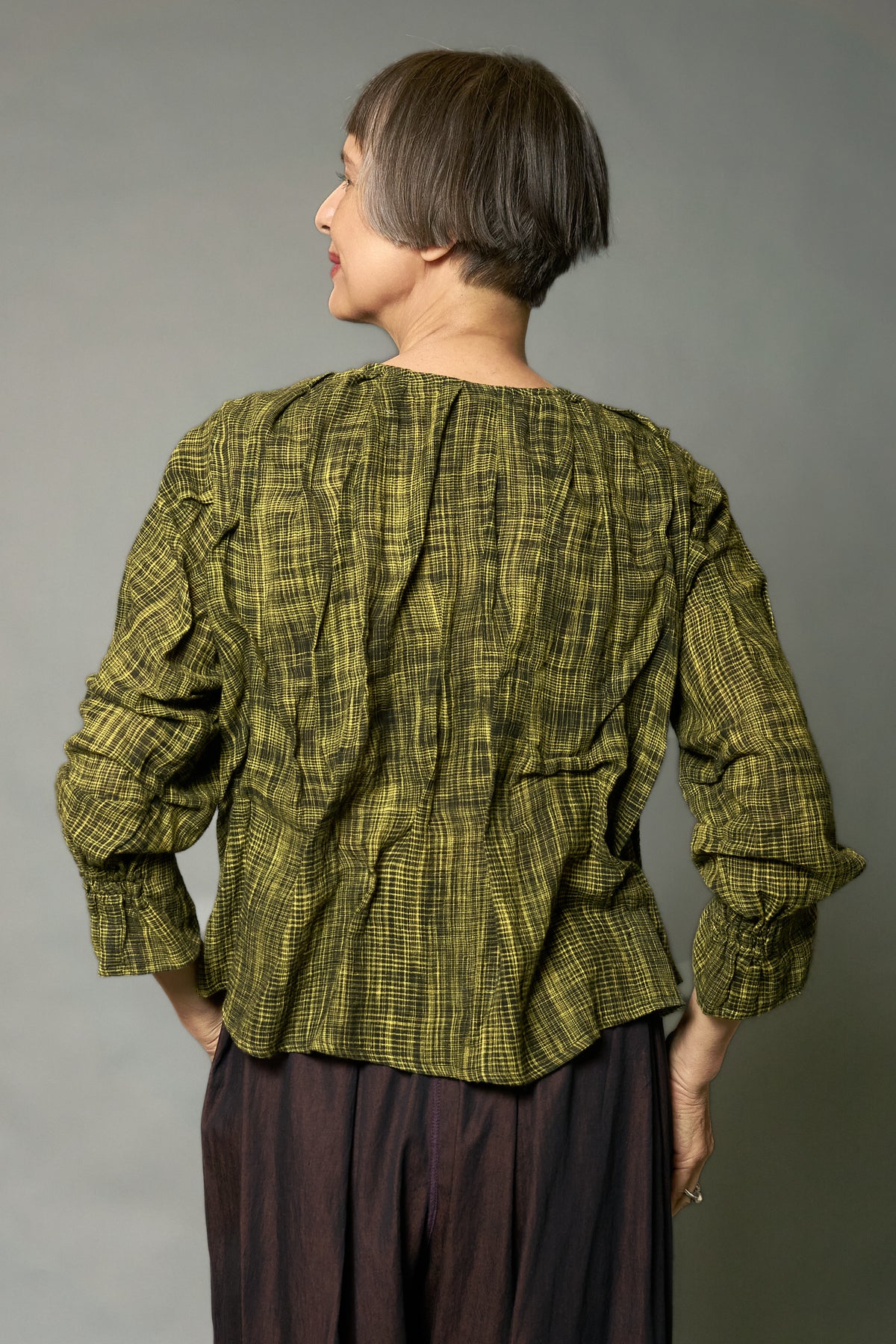 WOVEN TWO TONE COTTON WAVY TUCK V-NECK BLOUSE-NON DYED - wt1575-ylw -