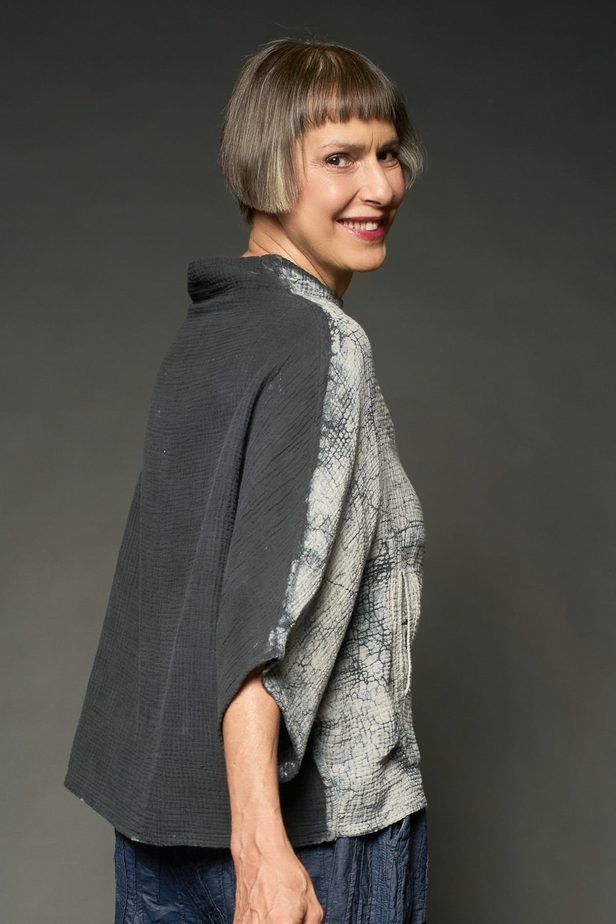 MUD DYE RIPPLE KANTHA FUNNEL NECK POCKET TOP - yp2t104-gry -