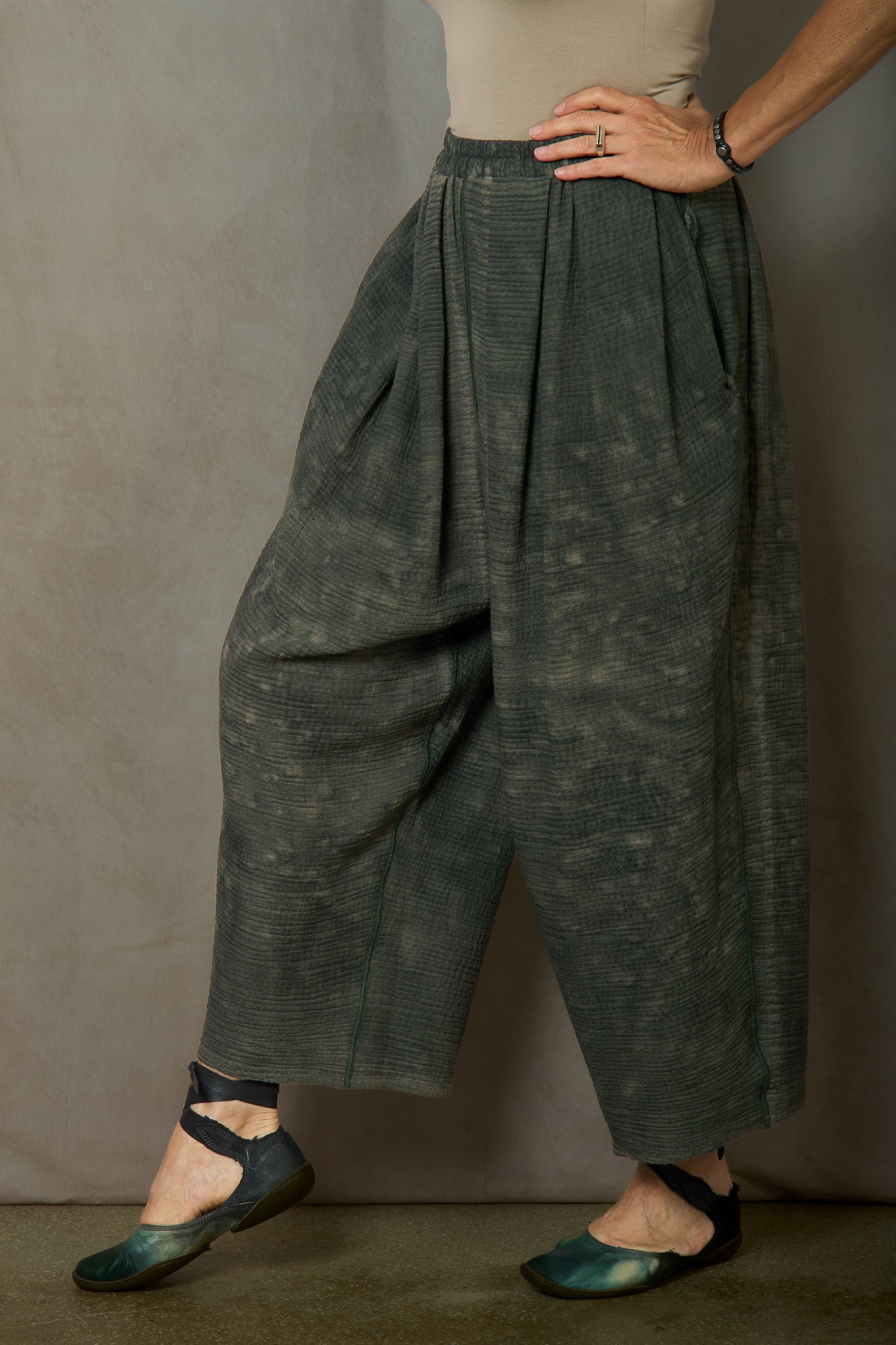 SAND SUN DYE RIPPLE KANTHA TUCKED GATHER PANTS - rs2677-grn -