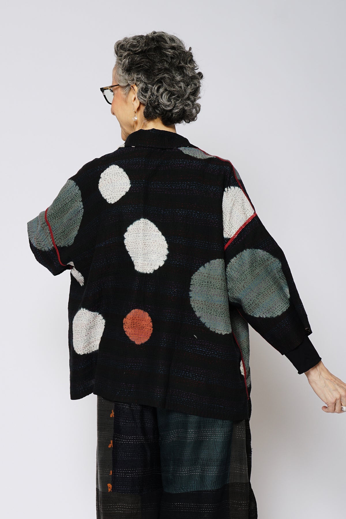 PATCH & CIRCLE PRINT KANTHA CROPPED TENT SHIRT - pc2596-blk -