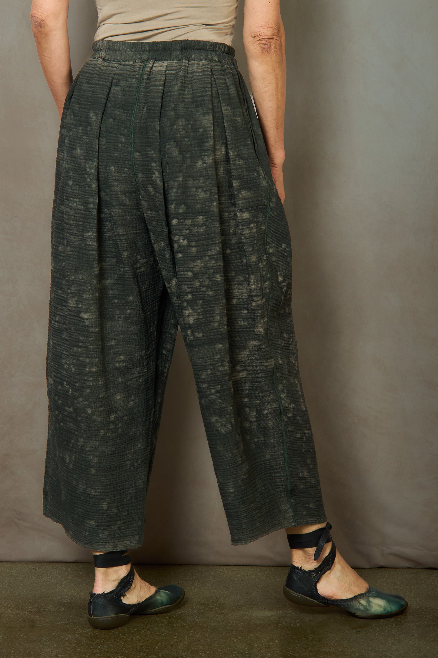 SAND SUN DYE RIPPLE KANTHA TUCKED GATHER PANTS - rs2677-grn -