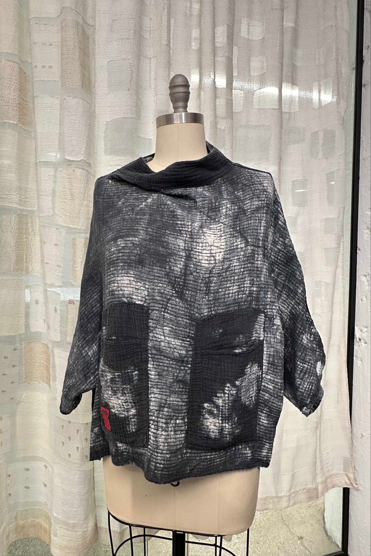 MUD DYE RIPPLE KANTHA FUNNEL NECK POCKET TOP - yp2t104-gry -
