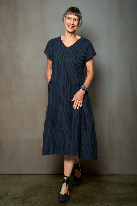 RIPPLE TUCK SOLID V-NECK SHAPED MIDI DRESS - trs1465-blk -