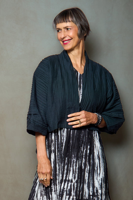 RIPPLE TUCK SOLID LANTERN SLV. SHRUG - trs1j103-blk -