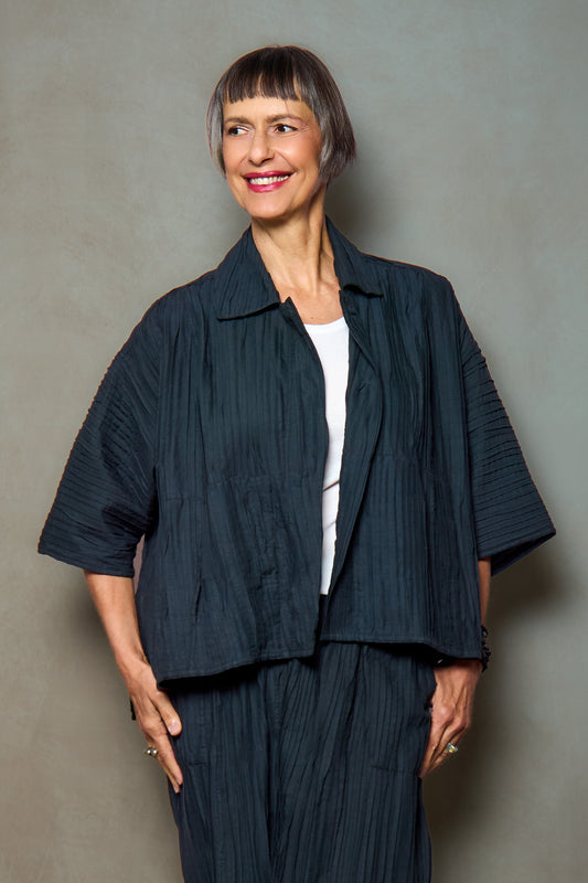 RIPPLE TUCK SOLID HALF SLV. CROPPED JACKET - trs1j10-cbl -