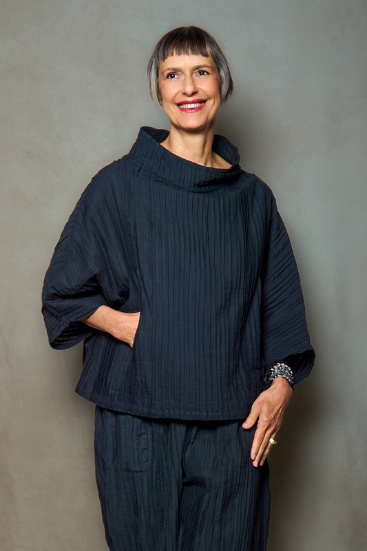 RIPPLE TUCK SOLID FUNNEL NECK TOP - trs1t102-blk -