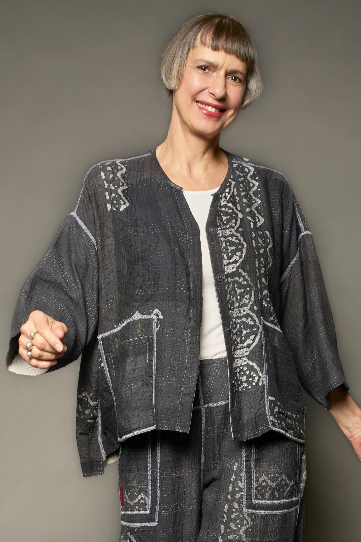 MOSAIC FRAY PATCH KANTHA V-NECK NECK TOP - zb2t108-gry -