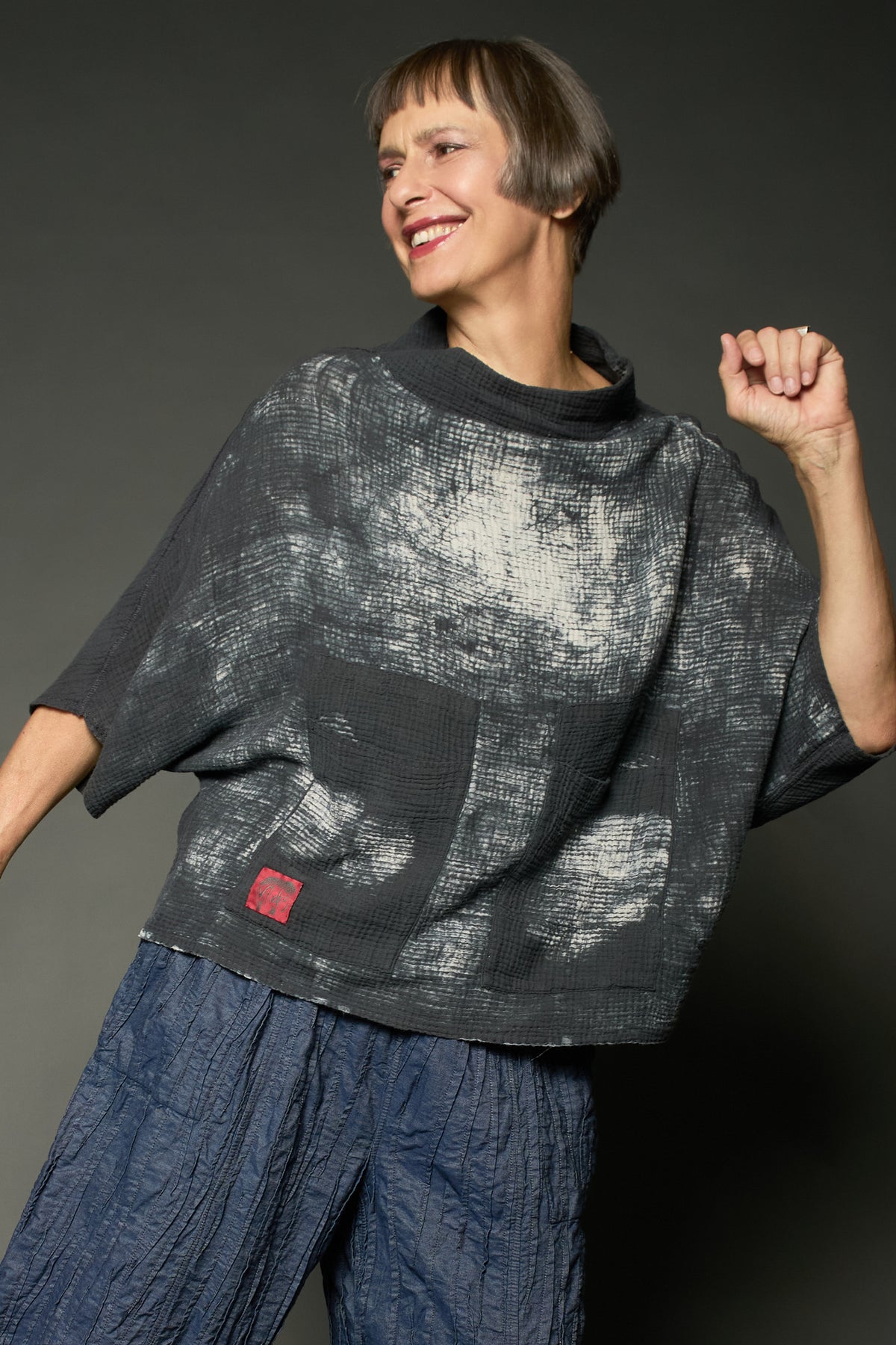 MUD DYE RIPPLE KANTHA FUNNEL NECK POCKET TOP - yp2t104-gry -