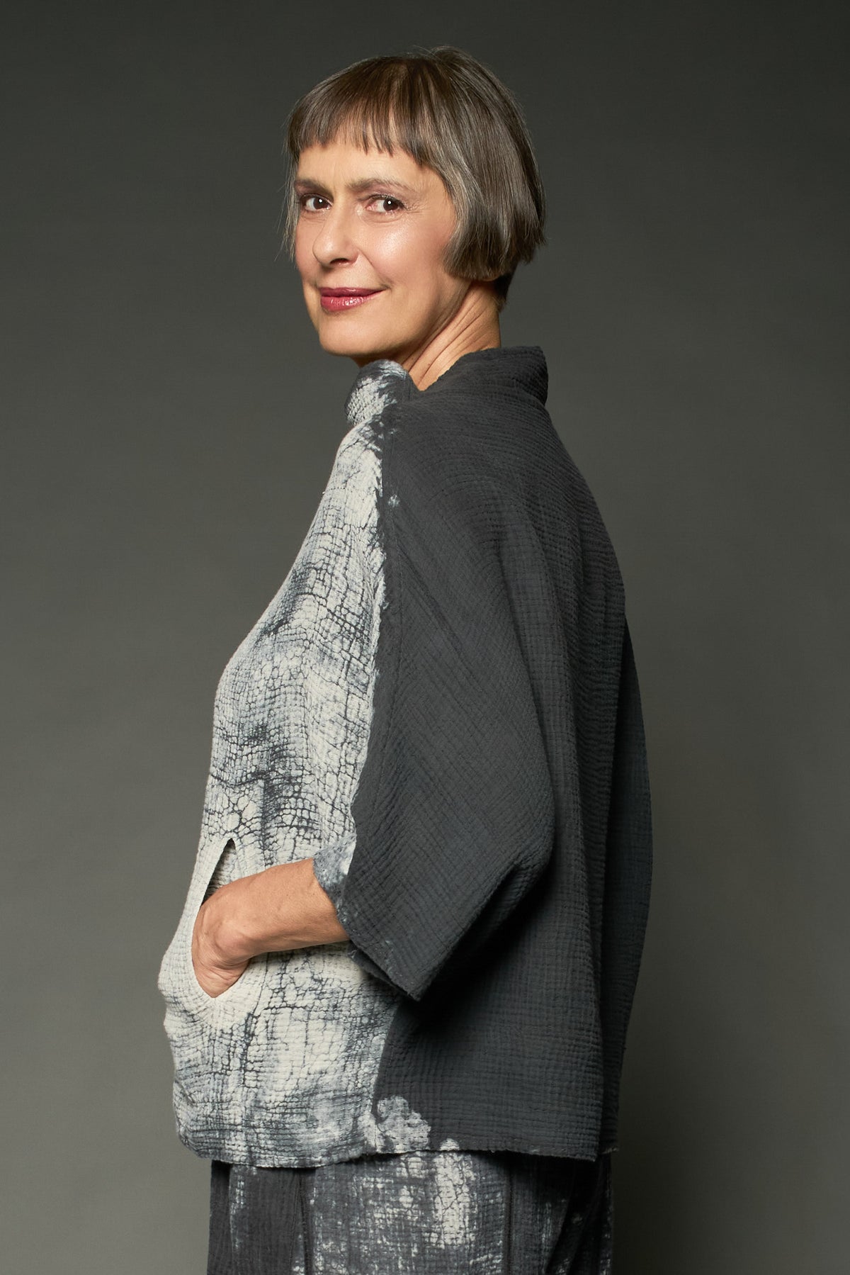 MUD DYE RIPPLE KANTHA FUNNEL NECK POCKET TOP - yp2t104-gry -