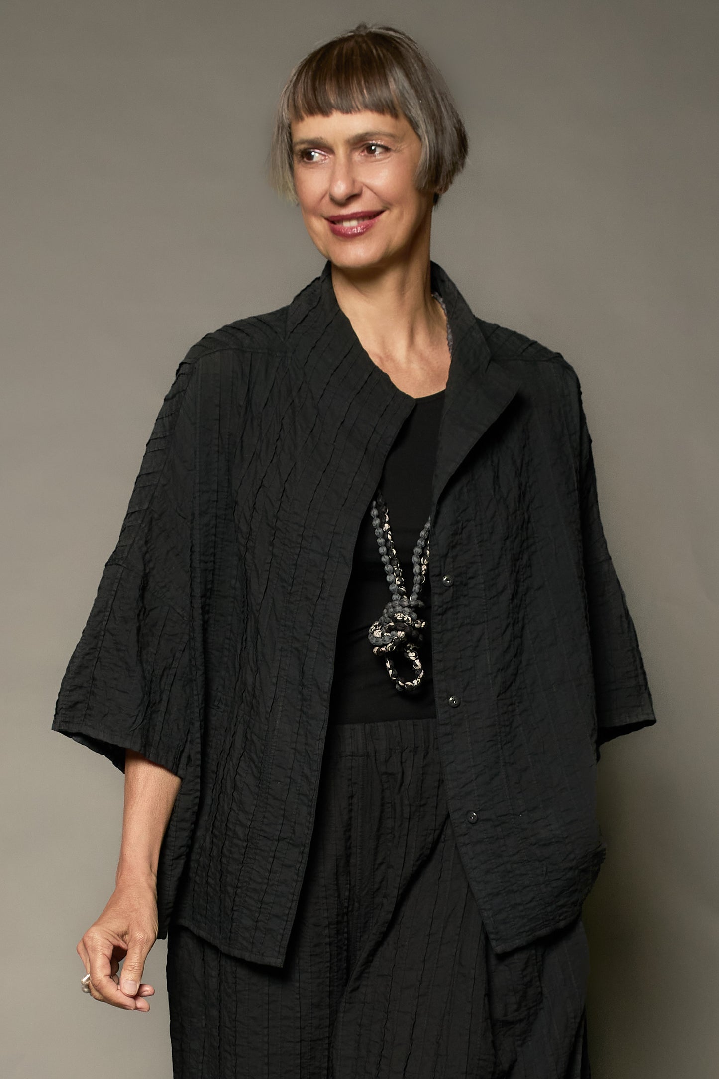 RIPPLE TUCK SOLID HIGHT NECK TOP - trs1t107-blk -