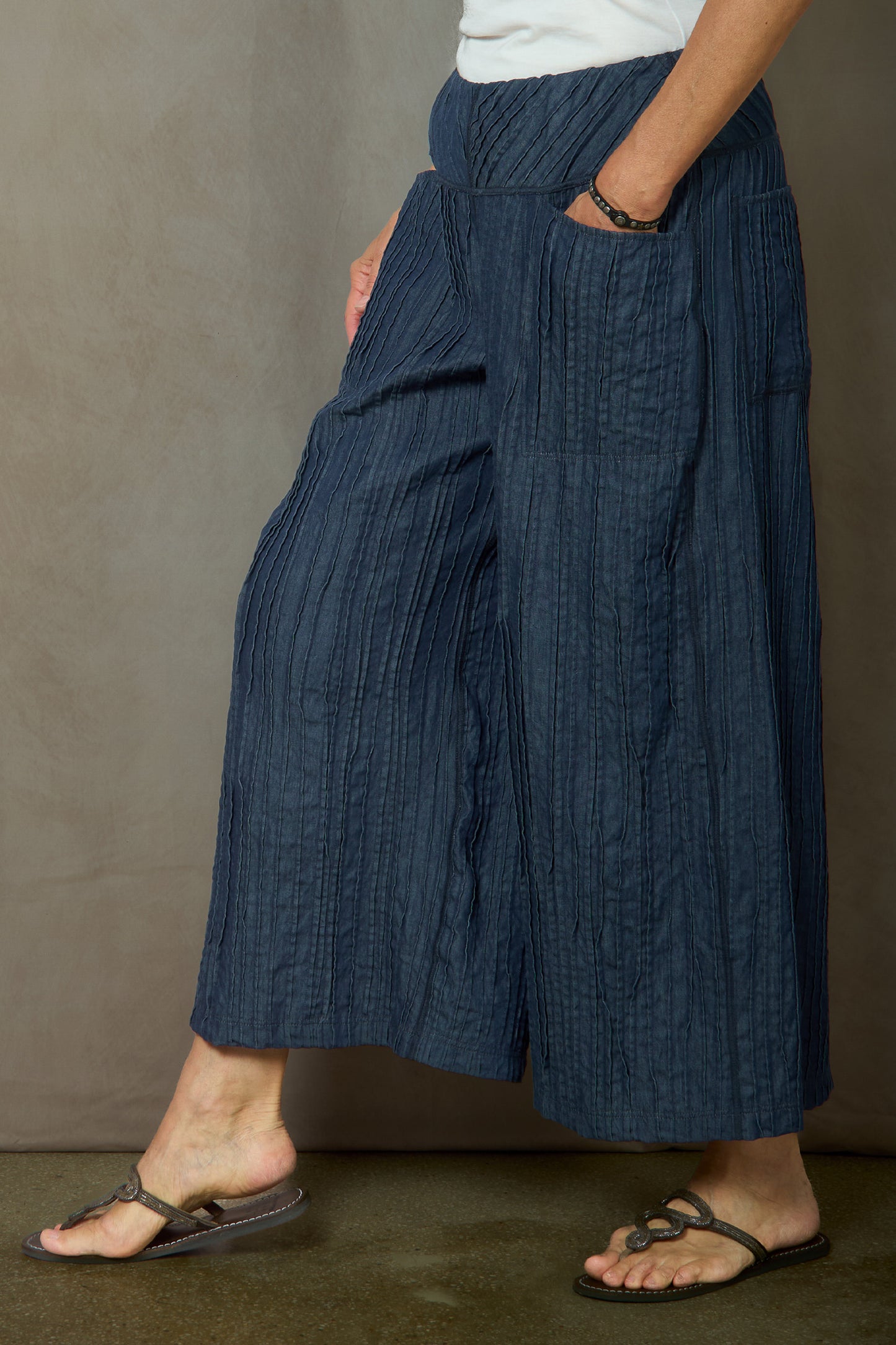 PIPPLE TUCK DENIM MID RISE WIDE LEG PANTS - rd1665-nvy -