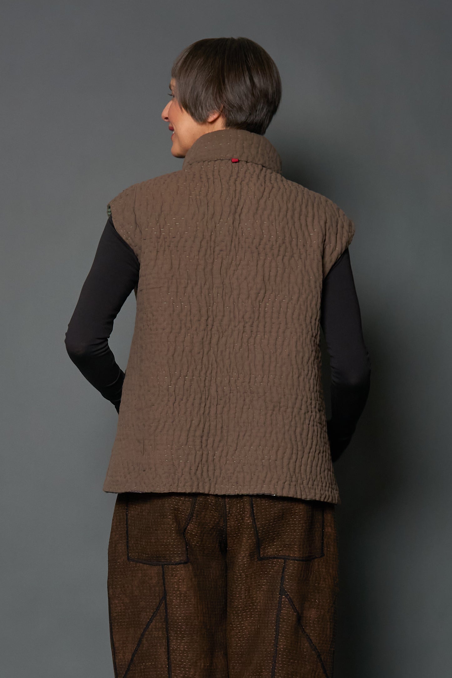 ABSTRACT AND DUCK CLOTH KANTHA HIGH-NECK CROPPED VEST - ap5251-grn -