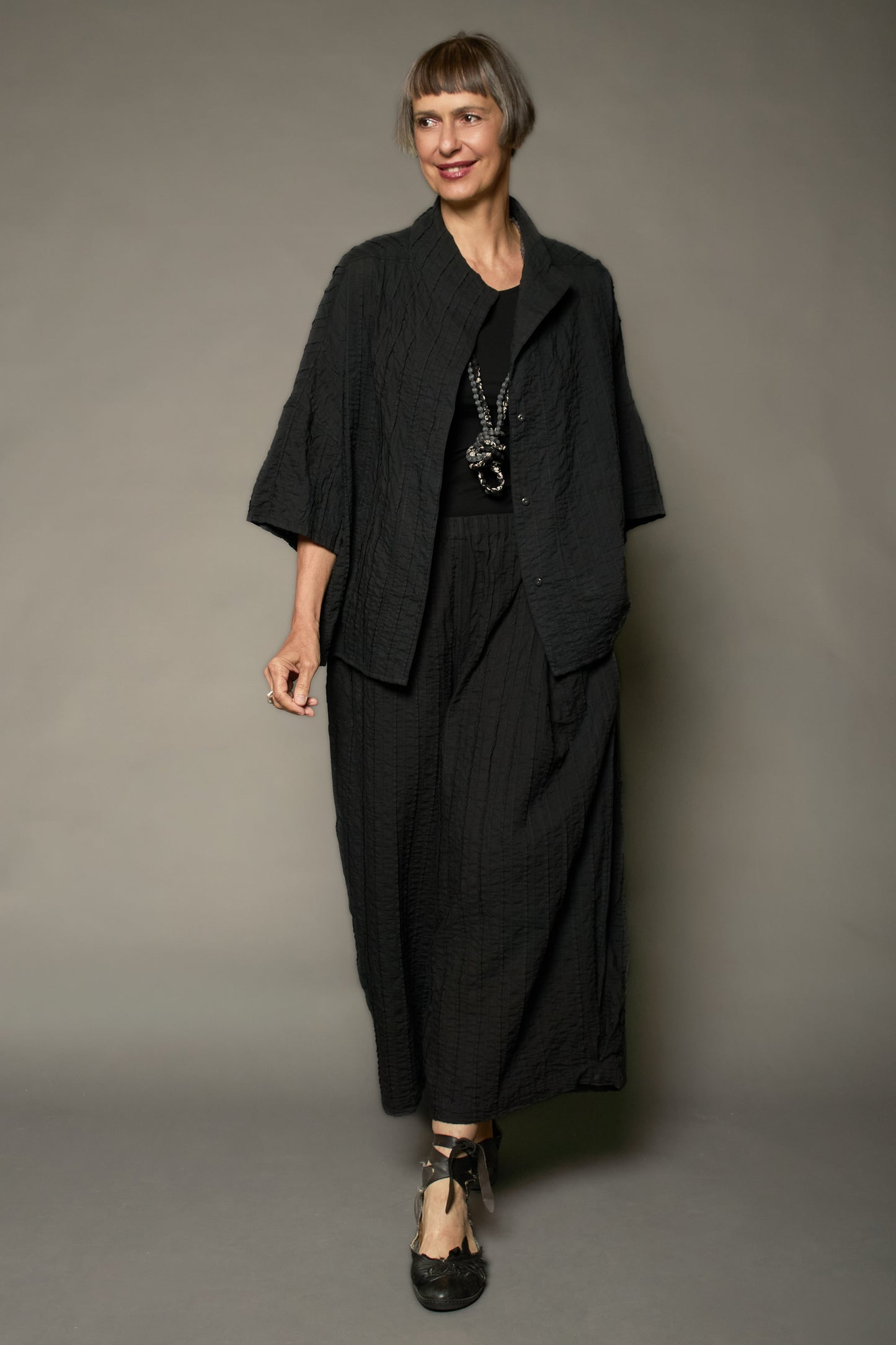 RIPPLE TUCK SOLID HIGHT NECK TOP - trs1t107-blk -