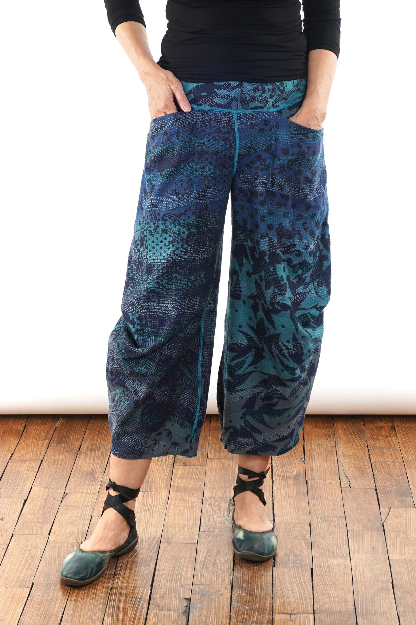 MONOTONE TWILIGHT PRINT KANTHA KNEE TUCKED PANTS