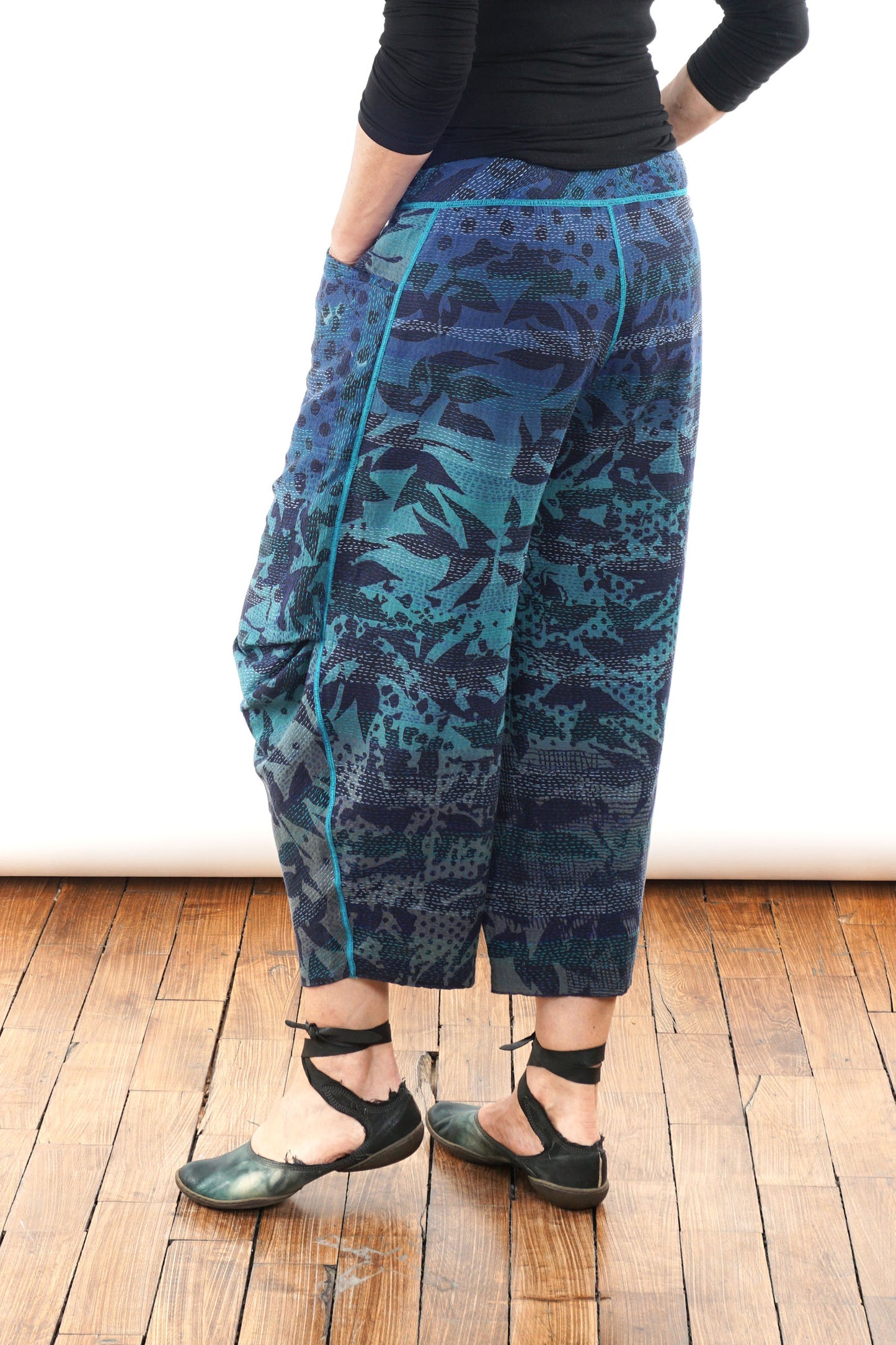 MONOTONE TWILIGHT PRINT KANTHA KNEE TUCKED PANTS