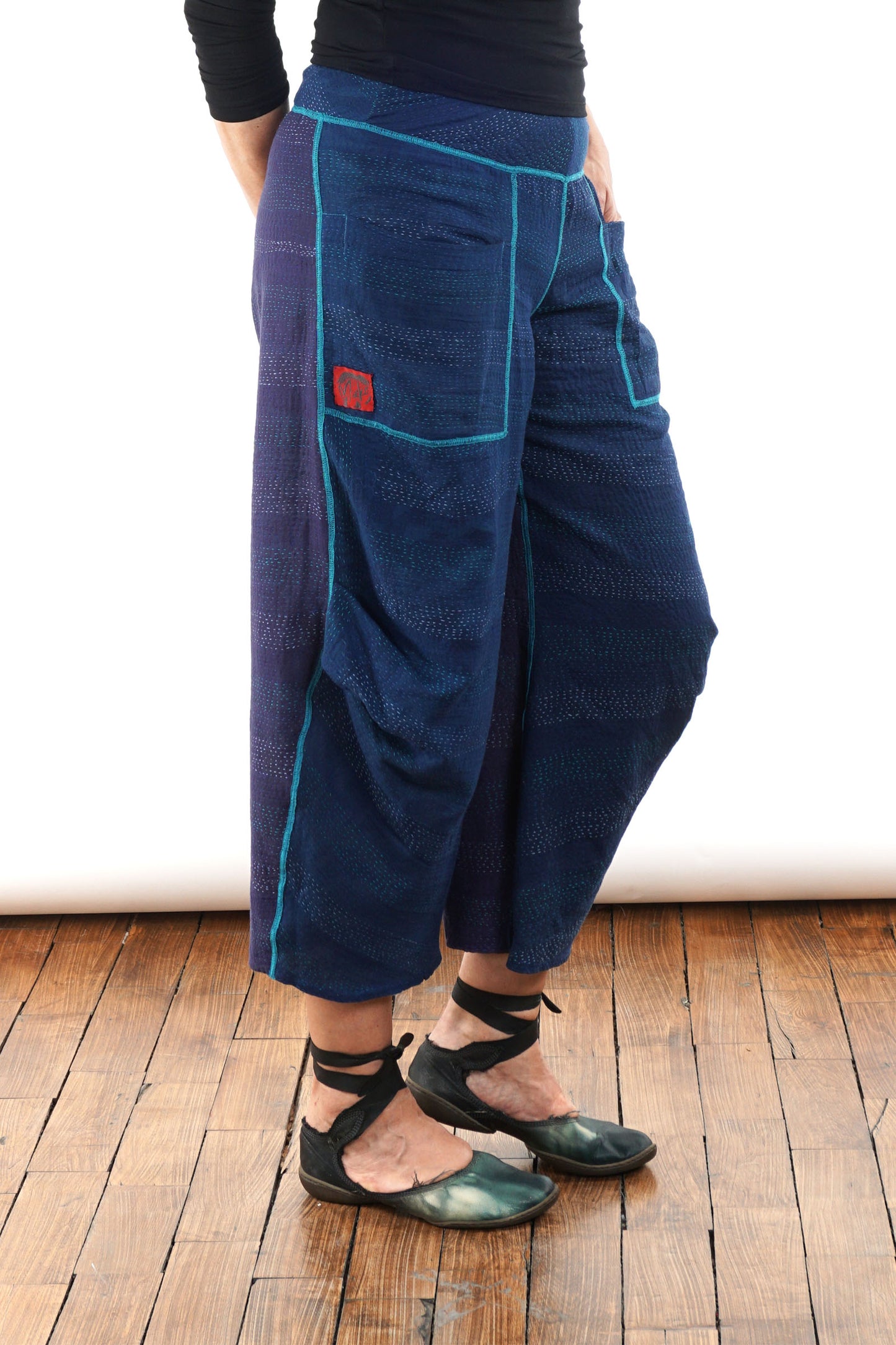 MONOTONE TWILIGHT PRINT KANTHA KNEE TUCKED PANTS