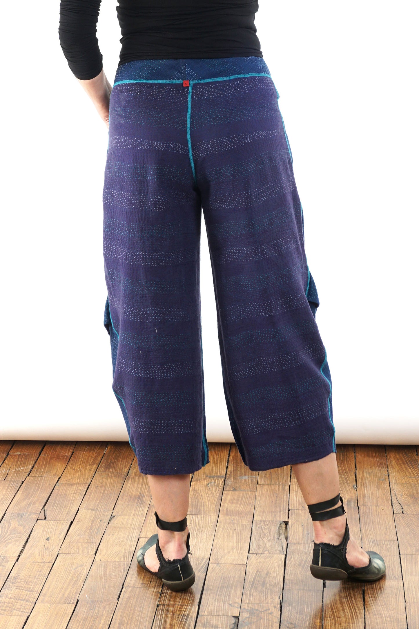 MONOTONE TWILIGHT PRINT KANTHA KNEE TUCKED PANTS